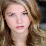 stefanie_scott